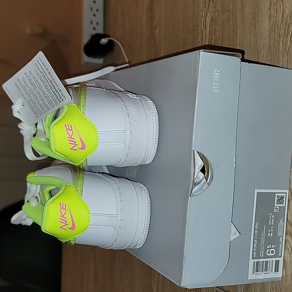 Nike Air Force 1 LV8 (GS) - Picture 3 of 4